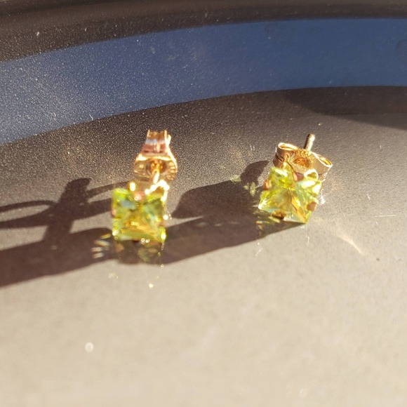 14K Yellow Gold Peridot Stud Earrings - Picture 1 of 2